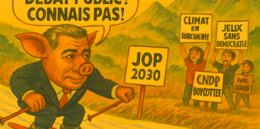 Caricature satirique de Christophe Proença en cochon anthropomorphe skiant sur une piste de neige artificielle en plein été, tenant une pancarte “Débat public ? Connais pas !” devant des militants avec des pancartes “CNDP boycottée”, “Climat en surchauffe” et “Jeux sans démocratie” dans un décor d’Alpes déneigées.